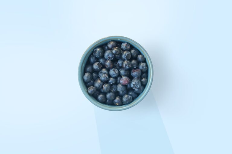 calories in blueberry - Photo by Christina Deravedisian on Unsplash